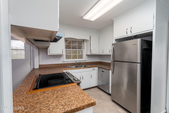 1007 Henderson Drive, Jacksonville, NC 28540