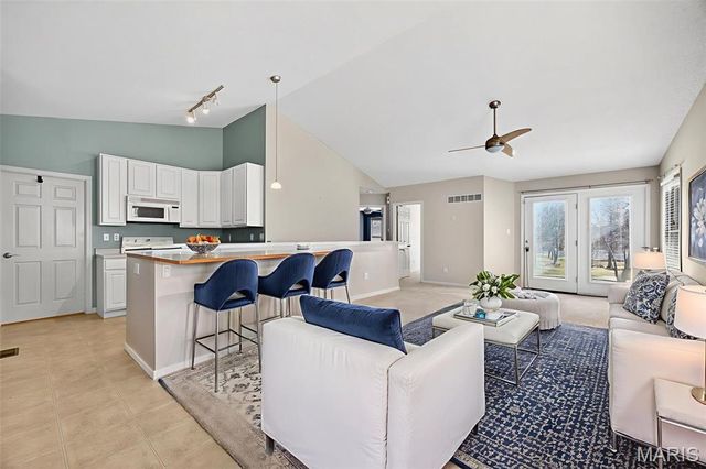 214 Maryland Drive 26B, O'fallon, MO 63366