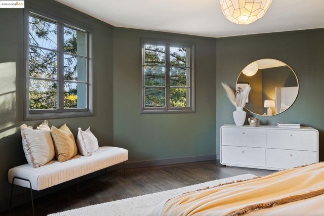 953 Grosvenor Pl, Oakland, CA 94610