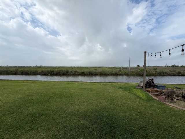 1270 N Monkhouse Drive, Crystal Beach, TX 77650
