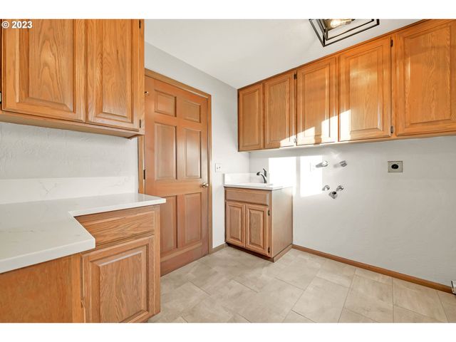 27725 Royal, Eugene, OR 97402