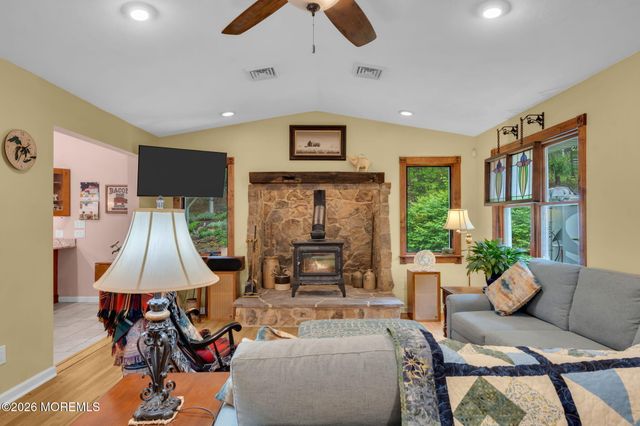 8 Rues Road, Cream Ridge, NJ 08514