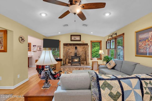 8 Rues Road, Cream Ridge, NJ 08514