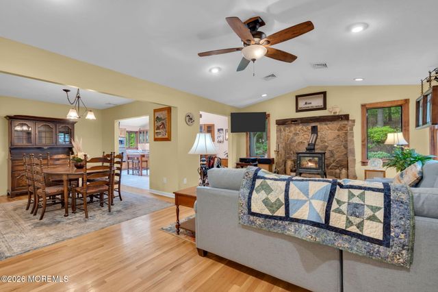 8 Rues Road, Cream Ridge, NJ 08514