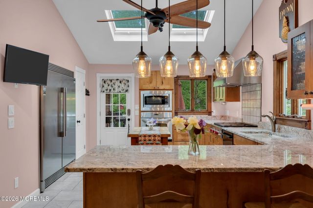 8 Rues Road, Cream Ridge, NJ 08514