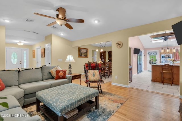 8 Rues Road, Cream Ridge, NJ 08514