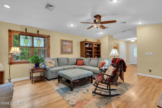 8 Rues Road, Cream Ridge, NJ 08514