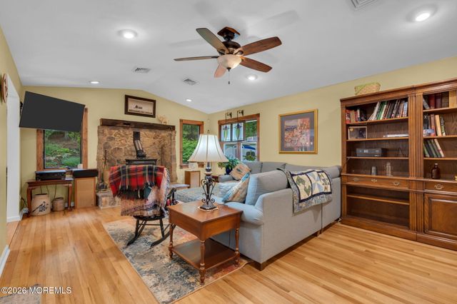 8 Rues Road, Cream Ridge, NJ 08514