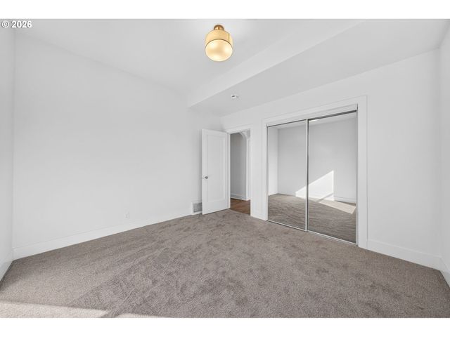 8413 Ne HASSALO St, Portland, OR 97220