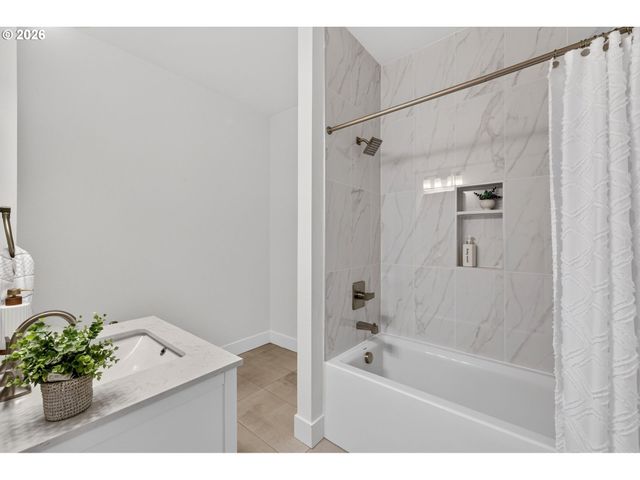 8413 Ne HASSALO St, Portland, OR 97220