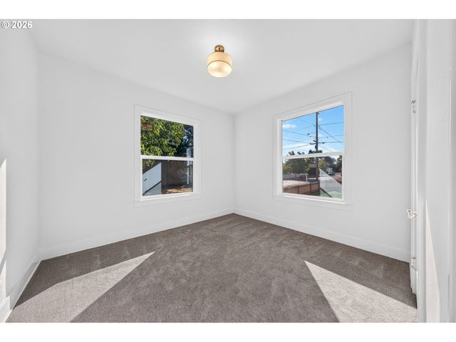 8413 Ne HASSALO St, Portland, OR 97220