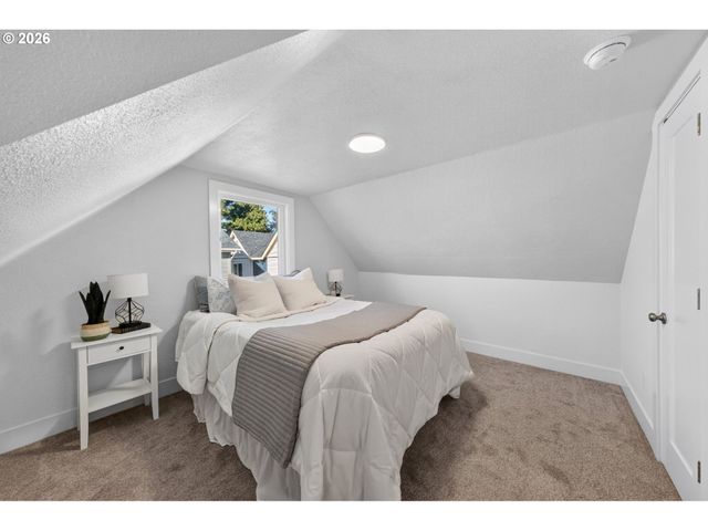 8413 Ne HASSALO St, Portland, OR 97220