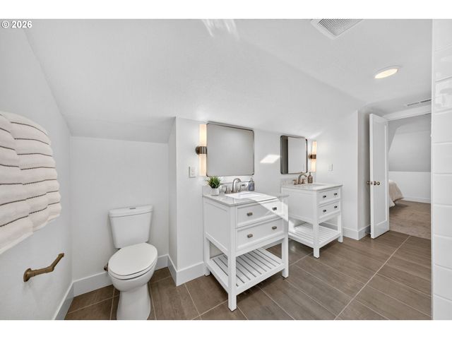 8413 Ne HASSALO St, Portland, OR 97220