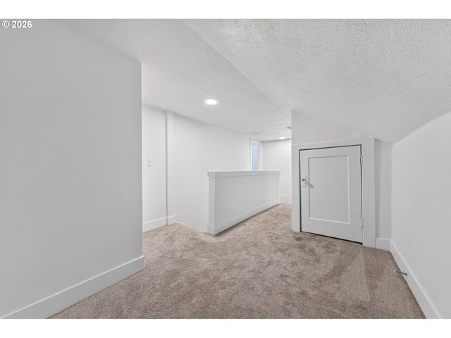 8413 Ne HASSALO St, Portland, OR 97220