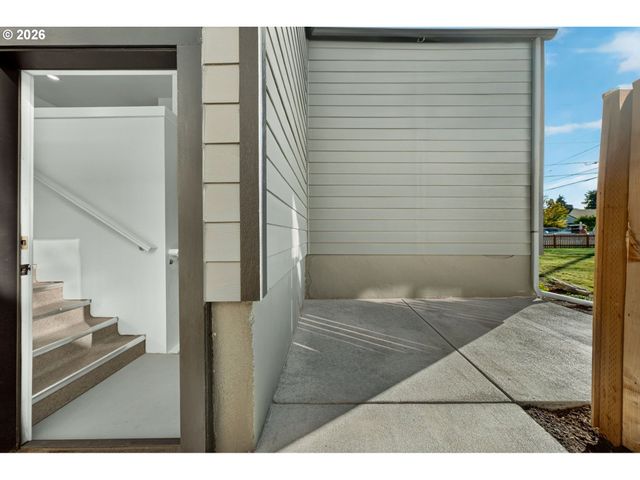 8413 Ne HASSALO St, Portland, OR 97220
