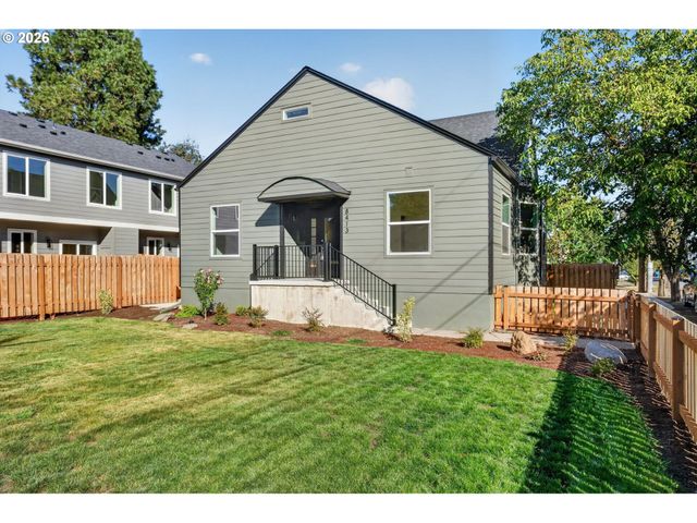8413 Ne HASSALO St, Portland, OR 97220