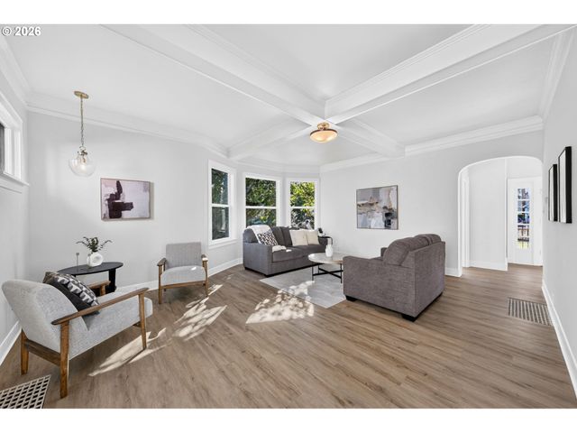 8413 Ne HASSALO St, Portland, OR 97220