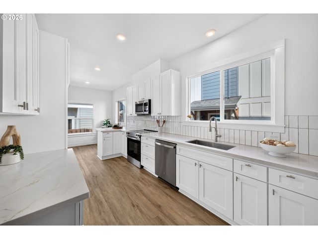8413 Ne HASSALO St, Portland, OR 97220
