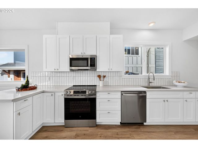 8413 Ne HASSALO St, Portland, OR 97220