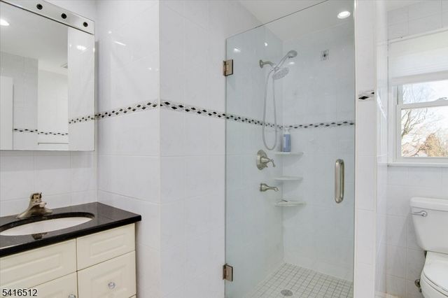 565 Center St, Wood-ridge Boro, NJ 07075