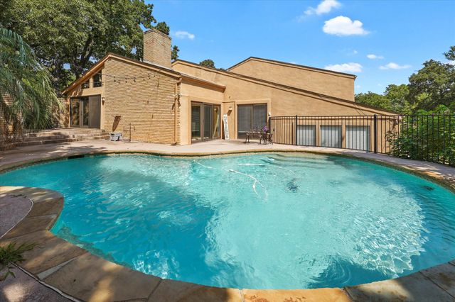 2304 Oak Forest Court, Arlington, TX 76012