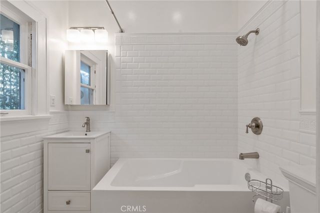 1325 E Altadena, Altadena, CA 91001