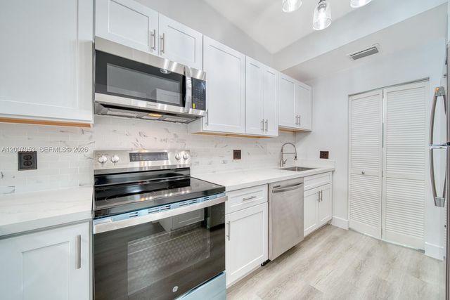 1720 NW 92nd Ave, Pembroke Pines, FL 33024