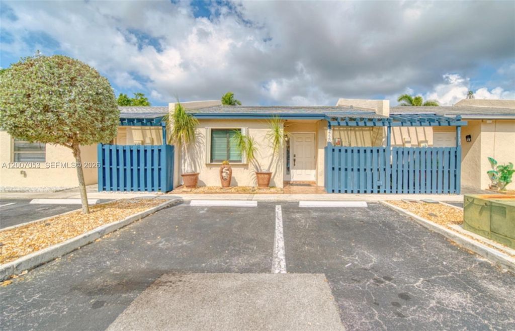 1720 NW 92nd Ave, Pembroke Pines, FL 33024