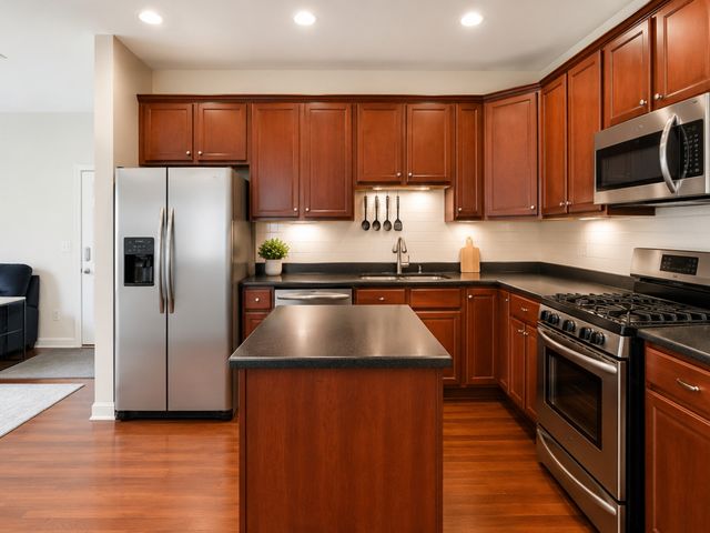 1625 W Estes Avenue C, Chicago, IL 60626