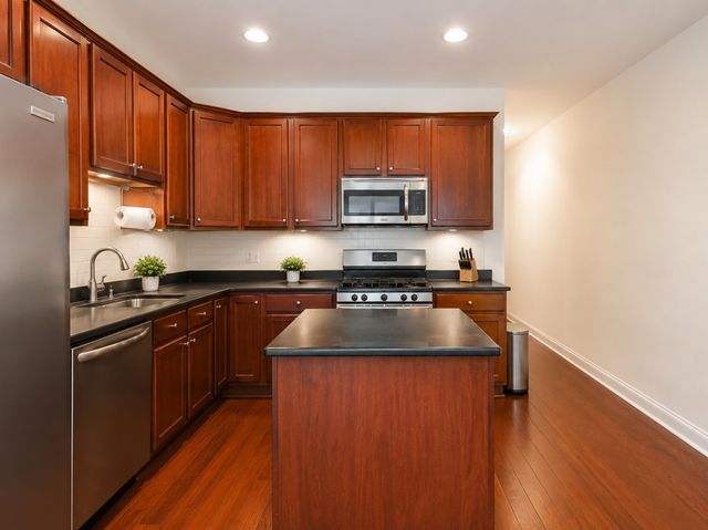 1625 W Estes Avenue C, Chicago, IL 60626