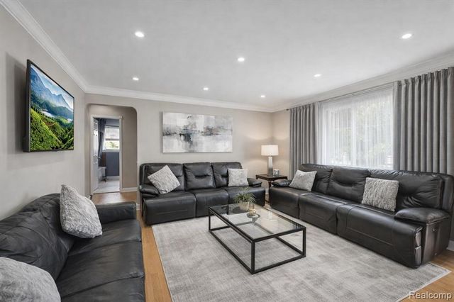 6725 Schaller Drive, Garden City, MI 48135