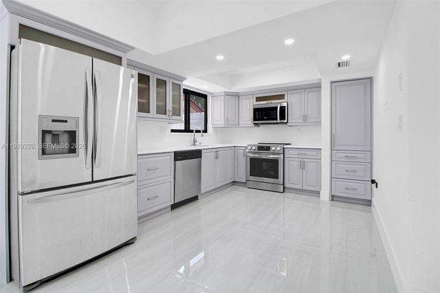 8961 SW 6th St, Miami, FL 33174