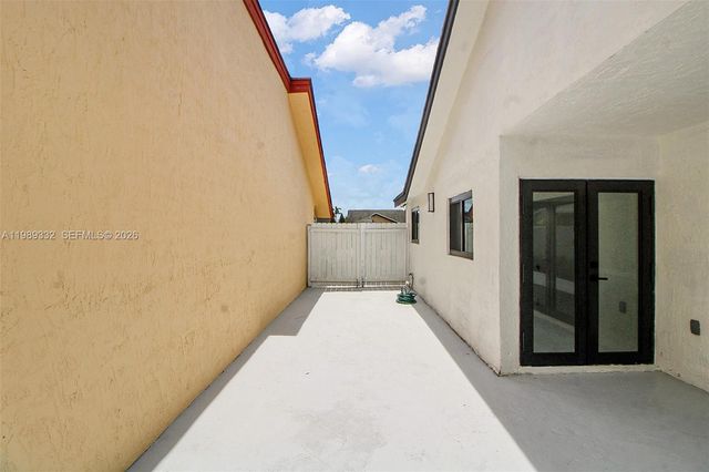 8961 SW 6th St, Miami, FL 33174