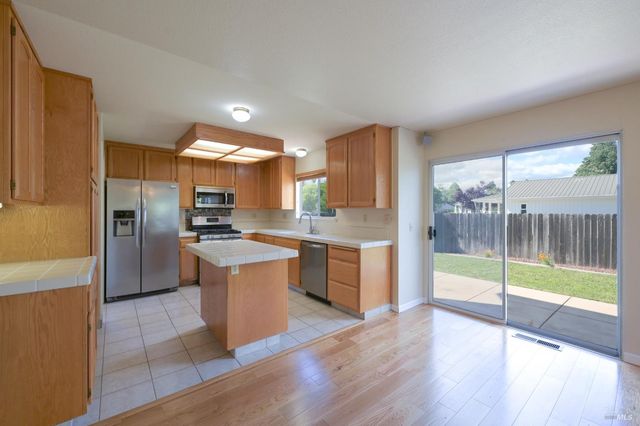 9662 Dawn Way, Windsor, CA 95492