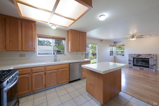 9662 Dawn Way, Windsor, CA 95492