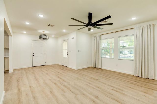 501 Elm Street, Lake Jackson, TX 77566