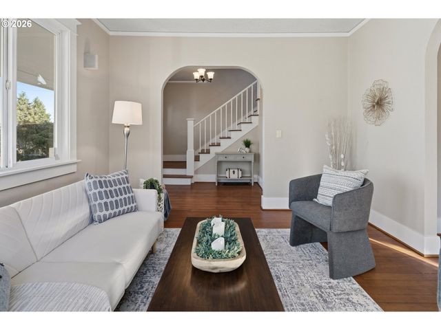 7614 Se TAYLOR St, Portland, OR 97215