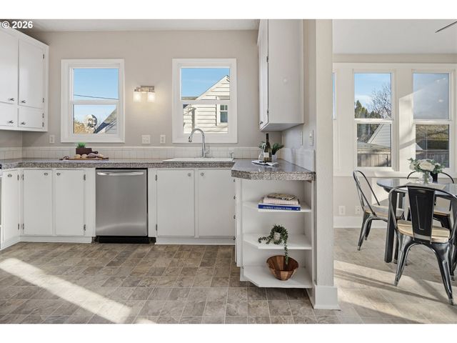 7614 Se TAYLOR St, Portland, OR 97215