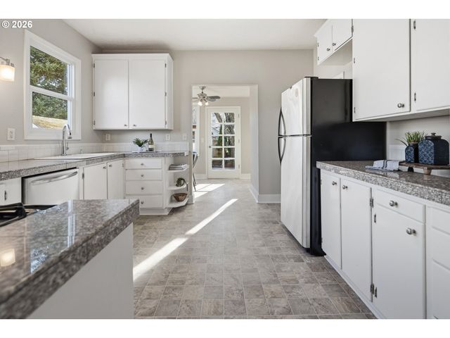 7614 Se TAYLOR St, Portland, OR 97215