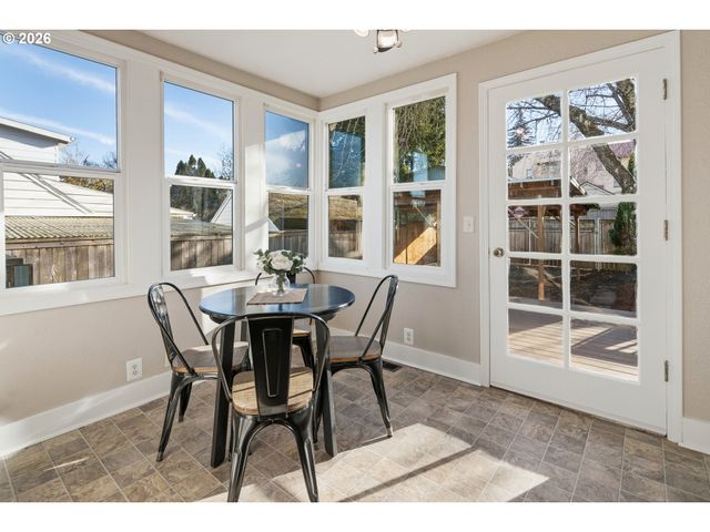 7614 Se TAYLOR St, Portland, OR 97215