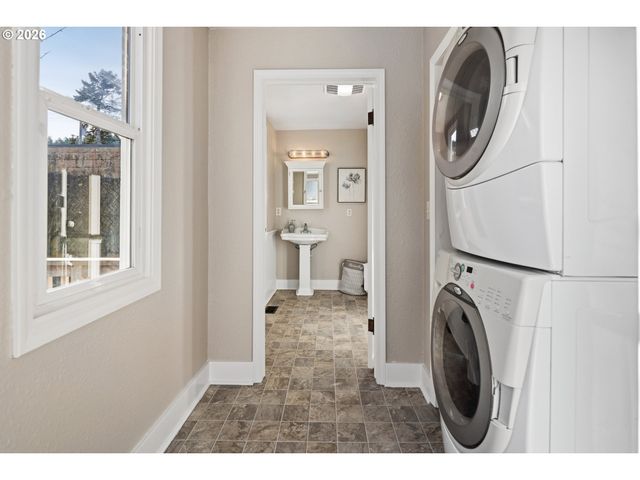 7614 Se TAYLOR St, Portland, OR 97215