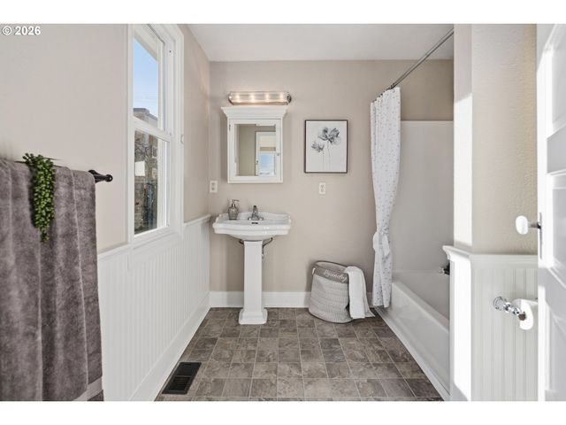 7614 Se TAYLOR St, Portland, OR 97215