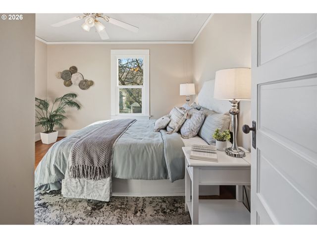 7614 Se TAYLOR St, Portland, OR 97215