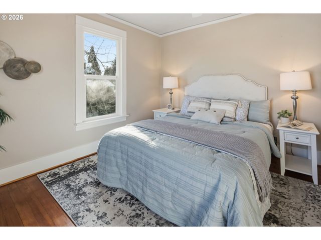 7614 Se TAYLOR St, Portland, OR 97215