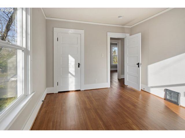 7614 Se TAYLOR St, Portland, OR 97215