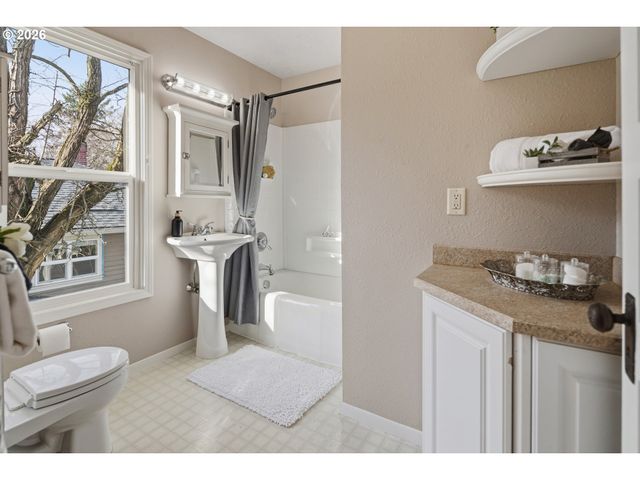 7614 Se TAYLOR St, Portland, OR 97215