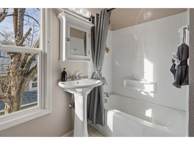 7614 Se TAYLOR St, Portland, OR 97215