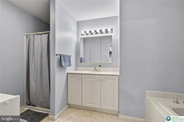 204 HAMPSHIRE DR, Sellersville, PA 18960