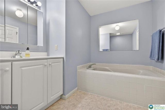 204 HAMPSHIRE DR, Sellersville, PA 18960