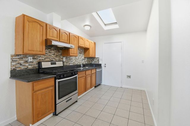 2122 E 25th St, Oakland, CA 94606